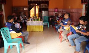 (briefing bersama antara pejabat dan staf dinas Cikasda Prov.Sulteng sebelum acara sosialisasi di Desa pulau Enam)