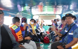 Foto bersama pejabat dan staf di dalam kapal cepat ( speed boat )dalam perjalanan pulang menuju Ampana